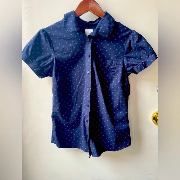 3/$25 Twik cotton button up T-shirt. Navy blue with dark pink design. Size Sml - Picture 2 of 4